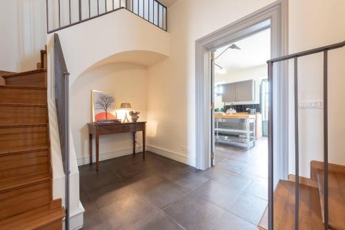 a hallway with a staircase and a table in a house at Villa Ida - IsulaTravel in Frigintini