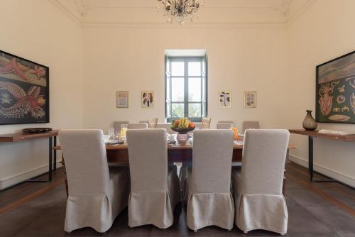 a dining room with a table and chairs at Villa Ida - IsulaTravel in Frigintini