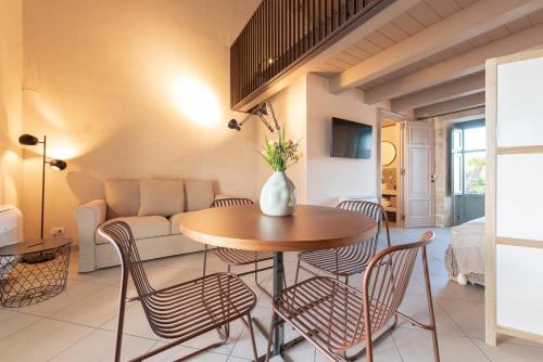 a living room with a table and chairs and a couch at Villa Ida - IsulaTravel in Frigintini