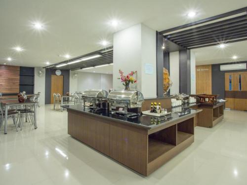 um restaurante com um buffet numa sala grande em Pangviman Place Resotel SHA Plus em Chiang Mai