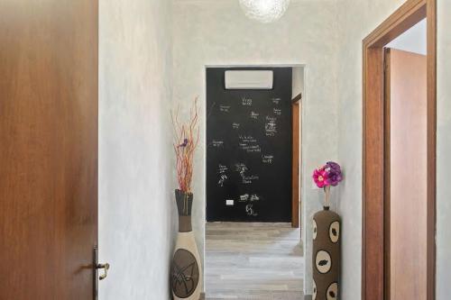 羅索利納的住宿－appartamento da sauro，两个花瓶,在走廊里花