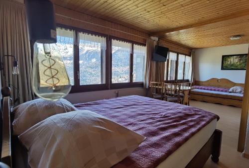 En eller flere senge i et værelse på Auberge la Tzoumaz