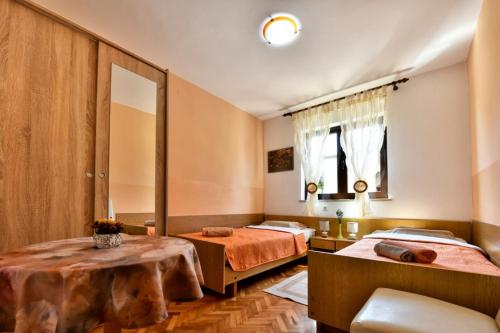 Postel nebo postele na pokoji v ubytování Apartment in Funtana with sea view, terrace, air conditioning, WiFi (4879-1)