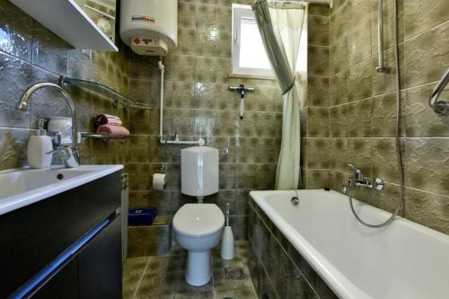 Koupelna v ubytování Apartment in Funtana with sea view, terrace, air conditioning, WiFi (4879-1)
