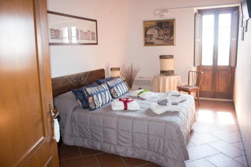 a bedroom with a bed with towels on it at La Mora Exclusive in Moricone