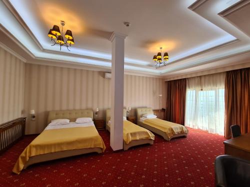 Hotel Bulevard tesisinde bir odada yatak veya yataklar