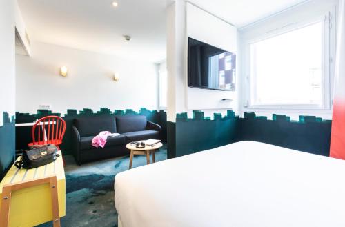 ibis Styles Thonon-les-Bainsにあるテレビまたはエンターテインメントセンター