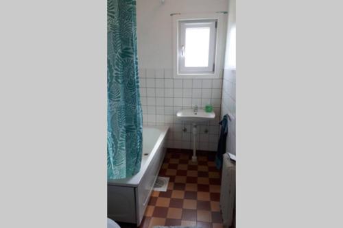 y baño con bañera y lavamanos. en Rumskulla Guesthouse 3 Room Apartment 8 beds, en Vimmerby