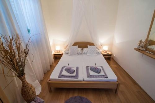 Katil atau katil-katil dalam bilik di Holiday Home Sumartin (682-2)