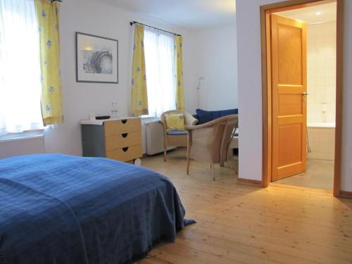 ラインスベルクにあるDer Seehof Rheinsbergのベッドルーム1室(ベッド1台、デスク、椅子付)