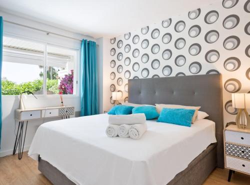 Postel nebo postele na pokoji v ubytování SITGES POOL & SEA TERRACE Luxury, comfort, unbeatable location