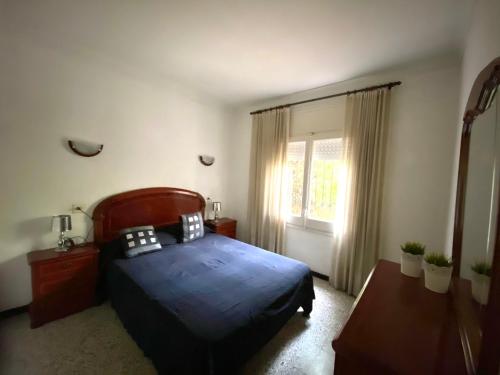レスカラにあるMontserrat IIのベッドルーム(青いベッド1台、窓付)