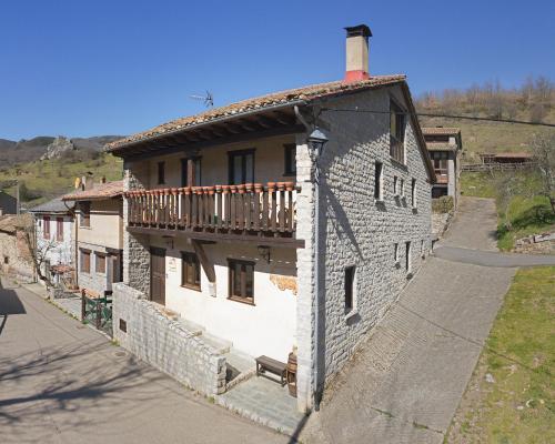 a building with a balcony on the side of it at La Hospedería de Salamón in Salamón