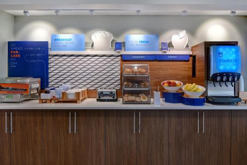 a counter with aasteryasteryasteryasteryasteryasteryasteryasteryasteryasteryasteryastery at Holiday Inn Express & Suites Memorial – CityCentre by IHG in Houston