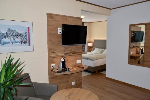 TV a/nebo společenská místnost v ubytování Hotel Emmental