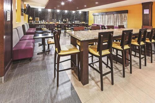 uma sala de jantar com mesas e cadeiras num restaurante em La Quinta by Wyndham Jourdanton - Pleasanton em Jourdanton