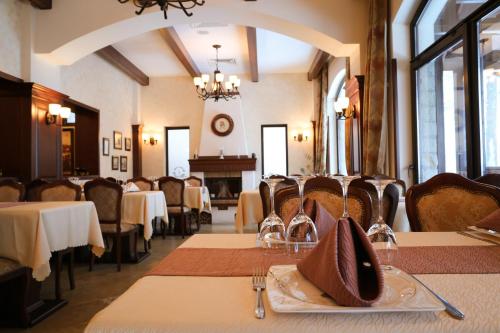 Restaurace v ubytování Hotel Foisorul cu Flori
