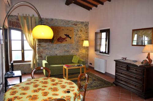 un salon avec un canapé vert et une table dans l'établissement Agriturismo Morisfarms - Santa Laura, à Cura Nuova