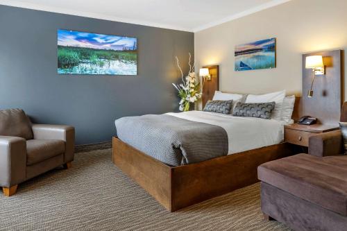 Кровать или кровати в номере Le Noranda Hotel & Spa, Ascend Hotel Collection