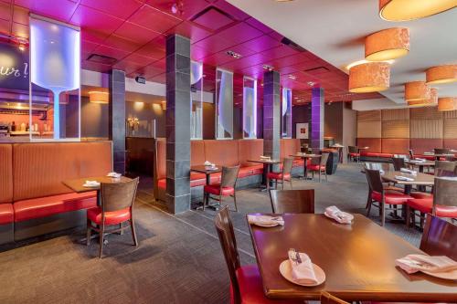 Un restaurant sau alt loc unde se poate mânca la Le Noranda Hotel & Spa, Ascend Hotel Collection