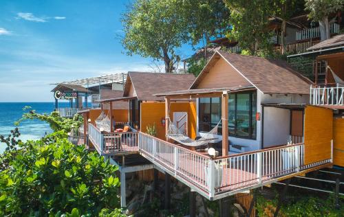una fila di case sulla spiaggia vicino all'oceano di Chareena Hill Beach Resort a Koh Lipe
