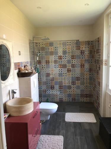La salle de bains est pourvue de toilettes et d'un lavabo. dans l'établissement La Maison des trois forêts, à Ermenonville