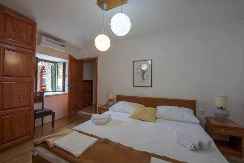 una camera da letto con un grande letto con due asciugamani di Stone house Morlako - with pool a Velika Čista