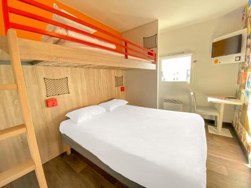 a small room with a bed and bunk beds at hotelF1 Avranches Baie Du Mont Saint Michel in Saint-Quentin-sur-le-Homme