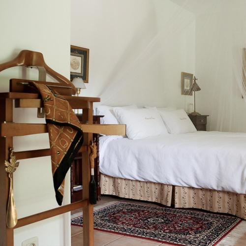 ein Schlafzimmer mit einem Bett und einer Wendeltreppe in der Unterkunft Casa do Ouro in Aldán