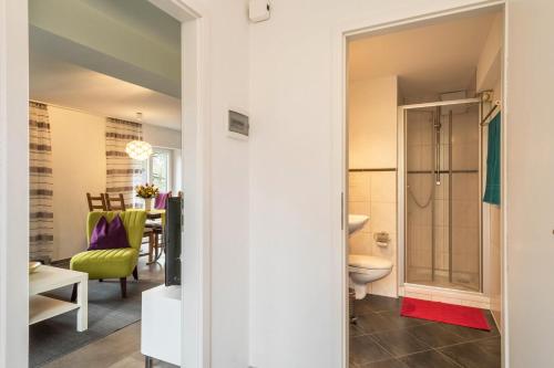 baño con aseo y comedor en Haus Gigglberger, en Kressbronn am Bodensee