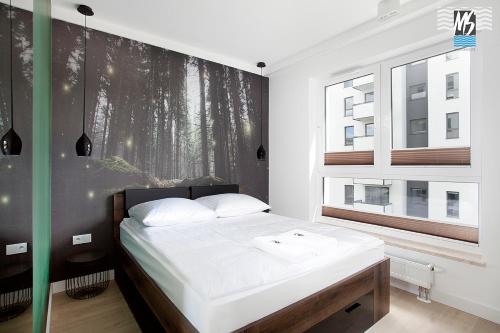 - une chambre avec un lit et une fenêtre dans l'établissement MS Apartments Sky Tower II, à Gdańsk