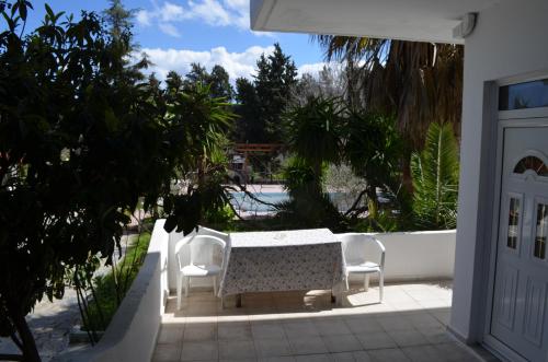 Artemis Studios - Pool and gardenの敷地内または近くにあるプール