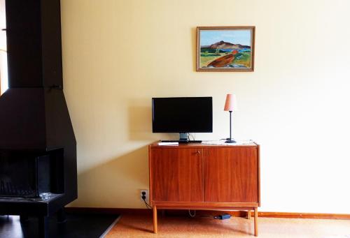 een televisie op een houten standaard in een kamer bij Stuga Ekesberget Stugby in Ekshärad