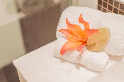 une fleur assise sur une serviette dans l'établissement Sunlight Properties - BO - Hyper central, balcony, 5 mins to the beach, à Nice