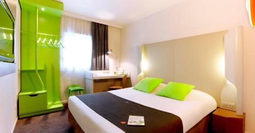 Cama o camas de una habitación en Campanile Lille Euralille