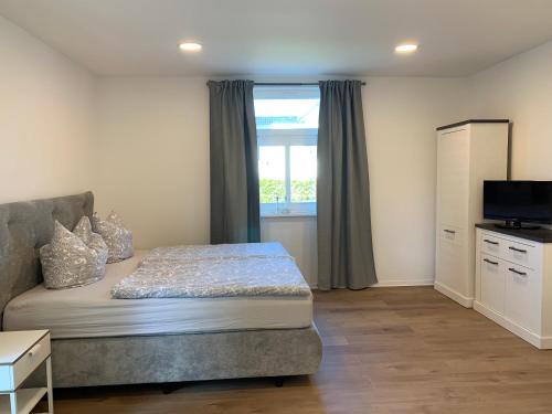 a bedroom with a bed and a window at FeWo an der Warnow unweit der Ostsee in Rostock