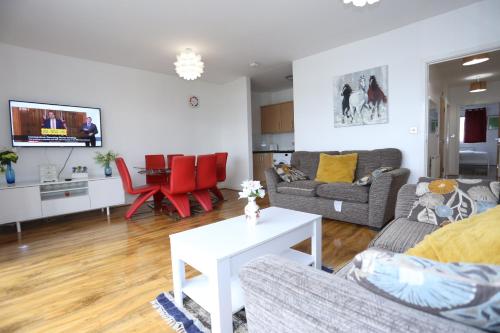 Lovely 2 bed 2 toilet Hill House river view apartment, Londra, Marea Britanie
