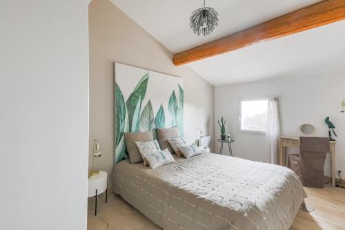 une chambre avec un grand lit dans une pièce dans l'établissement Le Jas des Blaquets, à Moissac-Bellevue