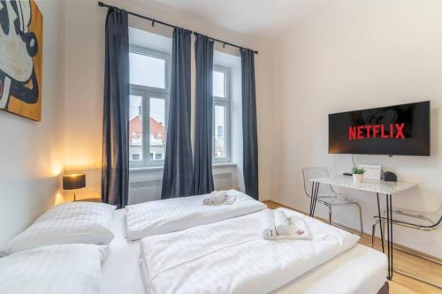 sypialnia z 2 białymi łóżkami i oknem w obiekcie josef's home I Mickey Mouse Apartment w Wiedniu