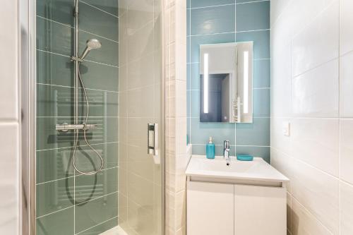 baño blanco con ducha y lavamanos en Le Cap Cézembre - Intra-Muros Saint-Malo, en Saint-Malo