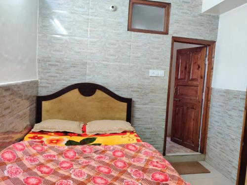 a bedroom with a bed with apples on it at Mehdudia Guest House in Shimla