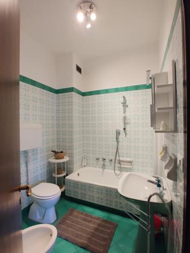 łazienka z wanną, toaletą i umywalką w obiekcie Sun Flat w Rapallo