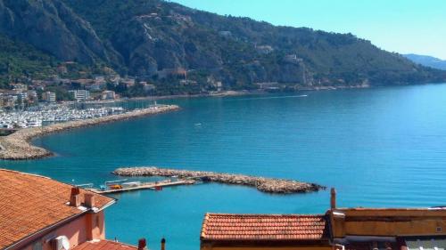 T2 à Menton Vue mer proche Plage