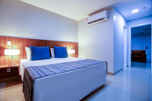 Una cama o camas en una habitación de Advanced Hotel & Flats Cuiabá