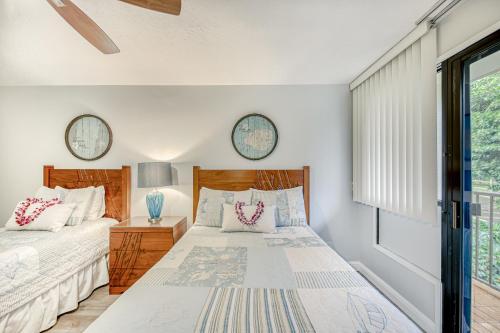 Una cama o camas en una habitación de Kauai Beach Villas D10