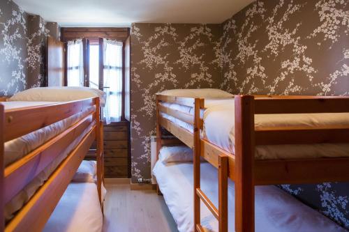 Katil dua tingkat atau katil-katil dua tingkat dalam bilik di Lanuza ✪ Garaje. A 5 minutos andando del Reloj de Formigal
