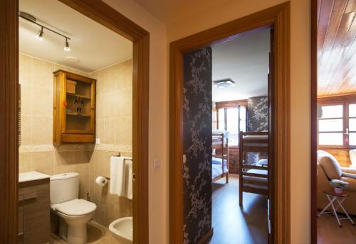a bathroom with a toilet and a sink at Lanuza ✪ Garaje. A 5 minutos andando del Reloj de Formigal in Formigal