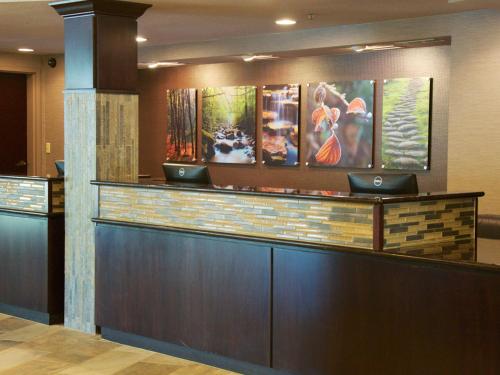 The lobby or reception area at The Branson Hillside Hotel