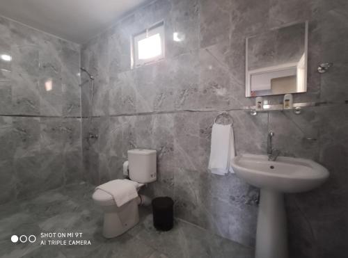 łazienka z toaletą i umywalką w obiekcie Nostalgia World OTEL w mieście Kızılot