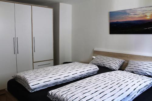 - 2 lits installés l'un à côté de l'autre dans une chambre dans l'établissement Ferienwohnung Ortsmitte, à Hilders